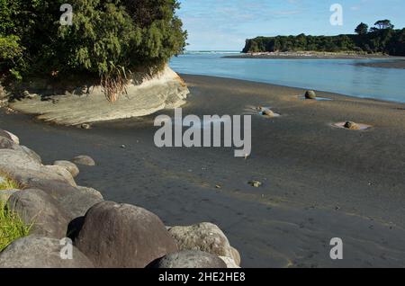 Küste am Tongaporutu River Mündung in der Nähe von Three Sisters, Taranaki Region an Nordinsel von Neuseeland Stockfoto