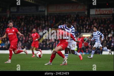 Alex Penny von Kidderminster Harriers (links) und Mamadi Camara von Reading kämpfen beim dritten Lauf des Emirates FA Cup im Aggborough Stadium, Kidderminster, um den Ball. Bilddatum: Samstag, 8. Januar 2022. Stockfoto