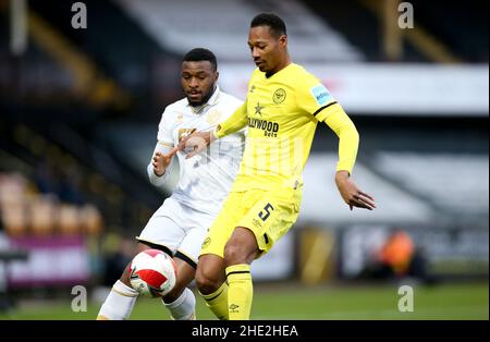 David Amoo von Port Vale (links) und Ethan Pinnock von Brentford kämpfen während des dritten Spiels des Emirates FA Cup im Vale Park in Burslem, Stoke-on-Trent, um den Ball. Bilddatum: Samstag, 8. Januar 2022. Stockfoto