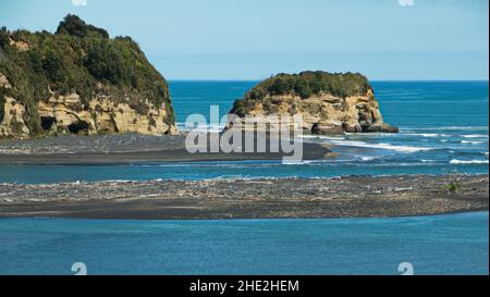 Küste am Tongaporutu River Mündung in der Nähe von Three Sisters, Taranaki Region an Nordinsel von Neuseeland Stockfoto