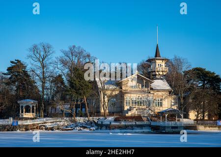Villa Kesäranta, die offizielle Residenz des Premierministers, an einem klaren Wintertag im Bezirk Meilahti in Helsinki, Finnland Stockfoto