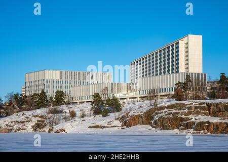 Meilahti-Krankenhäuser an einem klaren Wintertag in Helsinki, Finnland, von der gefrorenen Humallahti-Bucht aus gesehen Stockfoto