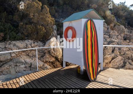 Vintage Surfboard steht vor der Umkleidekabine. Ferienresort am Strand Stockfoto