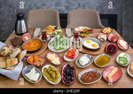 Frühstückstisch. Traditioneller Türkischer Frühstückstisch (Serpme Kahvaltı). Türkisches Frühstück. Stockfoto