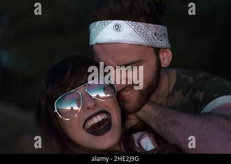Kaukasisches Paar posiert auf dunklem Hintergrund Stockfoto
