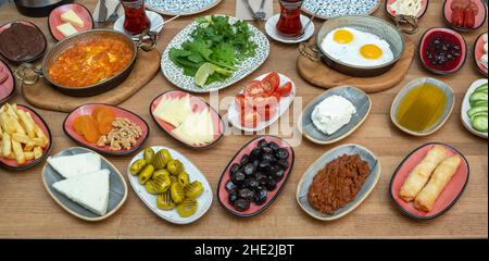 Frühstückstisch. Traditioneller Türkischer Frühstückstisch (Serpme Kahvaltı). Türkisches Frühstück. Stockfoto