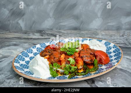 Gegrillte Fleischbällchen mit Tomatensauce Hintergrund Stockfoto