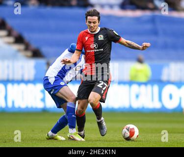 Wigan, Großbritannien. 08th Januar 2022. Lewis Travis #27 von Blackburn Rovers tritt am 1/8/2022 in Wigan, Großbritannien, um den Ball an. (Foto von Simon Whitehead/News Images/Sipa USA) Quelle: SIPA USA/Alamy Live News Stockfoto