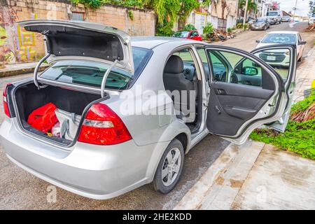 Playa del Carmen Mexiko 21. Dezember 2021 offenes silbernes Auto und bereit für eine Reise mit Gepäck im Rücken in Playa del Carmen Mexiko. Stockfoto