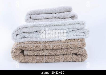 Stapel gefalteter sauberer weicher Handtücher auf Weiß Stockfoto