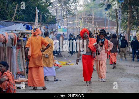 Kalkutta, Indien. 07th Januar 2022. Seit gestern organisiert das KMC Covid-Test für die Wohltäter von Gangasagar aus einem anderen Staat in Babughat. Dort wurden 119 Menschen getestet und 6 Menschen wurden infiziert. (Foto: Sudip Chanda/Pacific Press) Quelle: Pacific Press Media Production Corp./Alamy Live News Stockfoto