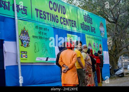 Kalkutta, Indien. 07th Januar 2022. Seit gestern organisiert das KMC Covid-Test für die Wohltäter von Gangasagar aus einem anderen Staat in Babughat. Dort wurden 119 Menschen getestet und 6 Menschen wurden infiziert. (Foto: Sudip Chanda/Pacific Press) Quelle: Pacific Press Media Production Corp./Alamy Live News Stockfoto