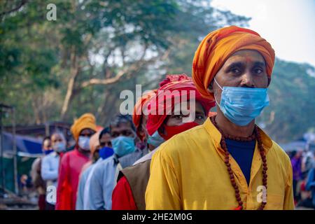 Kalkutta, Indien. 07th Januar 2022. Seit gestern organisiert das KMC Covid-Test für die Wohltäter von Gangasagar aus einem anderen Staat in Babughat. Dort wurden 119 Menschen getestet und 6 Menschen wurden infiziert. (Foto: Sudip Chanda/Pacific Press) Quelle: Pacific Press Media Production Corp./Alamy Live News Stockfoto