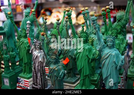 Freiheitsstatue-Miniaturen in einem Geschäft, das in New York, den Vereinigten Staaten, ausgestellt wird Stockfoto