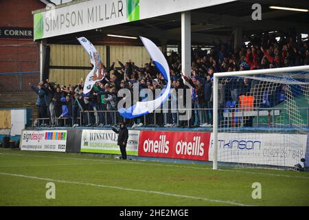 Hartlepool, Großbritannien. 8th. Januar 2021. HARTLEPOOL, GROSSBRITANNIEN. JAN 8th Fans feiern einen massiven 2-1-Sieg für Hartlepool United während des Spiels der FA Cup Third Round zwischen Hartlepool United und Blackpool im Victoria Park, Hartlepool am Samstag, den 8th. Januar 2022. (Kredit: Scott Llewellyn | MI Nachrichten) Kredit: MI Nachrichten & Sport /Alamy Live Nachrichten Stockfoto