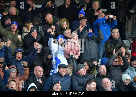 Hartlepool, Großbritannien. 8th. Januar 2021. HARTLEPOOL, GROSSBRITANNIEN. JAN 8th Fans feiern einen massiven 2-1-Sieg für Hartlepool United während des Spiels der FA Cup Third Round zwischen Hartlepool United und Blackpool im Victoria Park, Hartlepool am Samstag, den 8th. Januar 2022. (Kredit: Scott Llewellyn | MI Nachrichten) Kredit: MI Nachrichten & Sport /Alamy Live Nachrichten Stockfoto