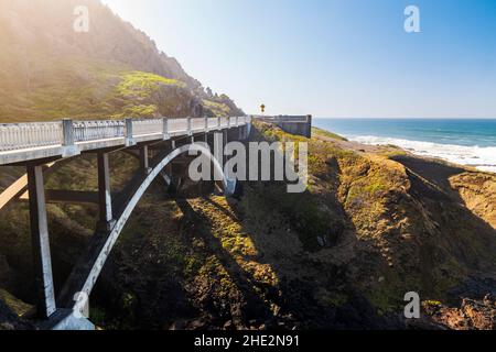 Cooks Chasm Bridge; Devils Churn & Spouting Horn; Pazifischer Ozean; südlich von Yachats; Oregon, USA. Stockfoto