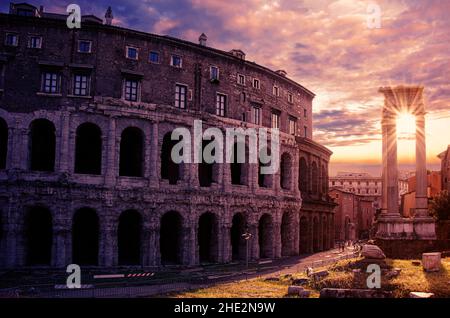 Sonnenuntergang über dem Kolosseum in Rom, Italien Stockfoto