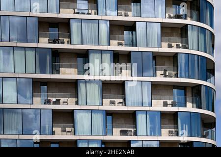 London, England - 2021. Juni: Reihen von Balkonen auf einem Apartmentblock mit Blick auf die Themse im Zentrum von London Stockfoto