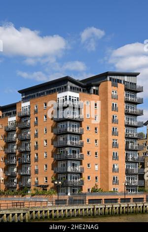 London, England - 2021. Juni: Reihen von Balkonen auf einem Apartmentblock mit Blick auf die Themse im Zentrum von London Stockfoto