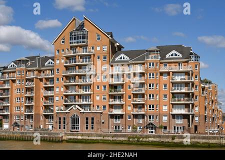 London, England - 2021. Juni: Reihen von Balkonen auf einem Apartmentblock mit Blick auf die Themse im Zentrum von London Stockfoto