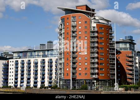 London, England - 2021. Juni: Reihen von Balkonen auf einem Apartmentblock mit Blick auf die Themse im Zentrum von London Stockfoto