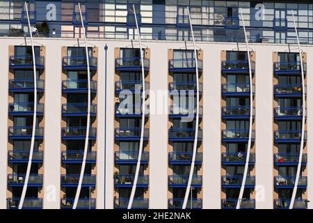 London, England - 2021. Juni: Reihen von Balkonen auf einem Apartmentblock mit Blick auf die Themse im Zentrum von London Stockfoto