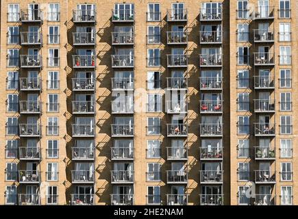 London, England - 2021. Juni: Reihen von Balkonen auf einem Apartmentblock mit Blick auf die Themse im Zentrum von London Stockfoto