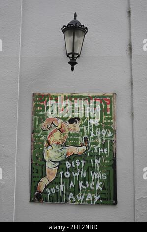 Wien, Österreich. Guinness-Bierwerbung vor einem Restaurant in der Sterngasse in Wien. Alte Guinness Bier Werbetafeln Stockfoto