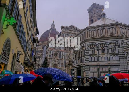 Florenz, Italien: Kuppel von Santa Maria del Fiore, Battistero di San Giovanni, Piazza San Giovanni, Nahaufnahme über den dramatischen Himmel, Regenschirm Stockfoto