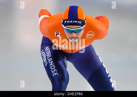 HEERENVEEN, NIEDERLANDE - 8. JANUAR: Patrick Roest aus den Niederlanden tritt am 8. Januar 2022 während der ISU-Eisschnelllauf-Europameisterschaft 2022 in Thialf in Heerenveen, Niederlande, bei den Herren-5000m an (Foto: Douwe Bijlsma/Orange Picles) Stockfoto