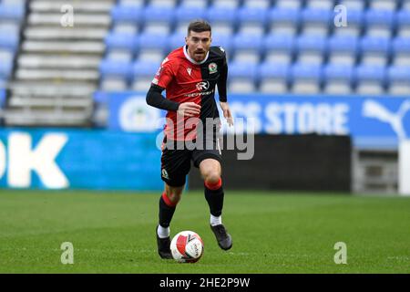 Wigan, Großbritannien. 08th Januar 2022. Joe Rothwell #8 von Blackburn Rovers läuft am 1/8/2022 mit dem Ball in Wigan, Großbritannien, nach vorne. (Foto von Simon Whitehead/News Images/Sipa USA) Quelle: SIPA USA/Alamy Live News Stockfoto