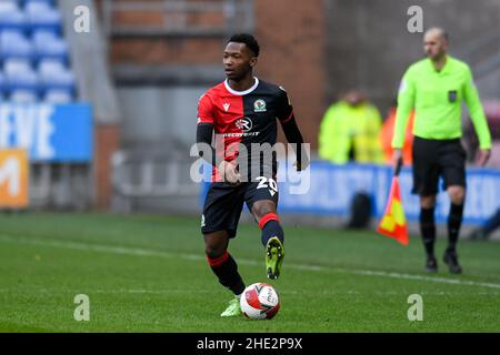 Wigan, Großbritannien. 08th Januar 2022. Tayo Edun #20 von Blackburn Rovers mit dem Ball in Wigan, Vereinigtes Königreich am 1/8/2022. (Foto von Simon Whitehead/News Images/Sipa USA) Quelle: SIPA USA/Alamy Live News Stockfoto