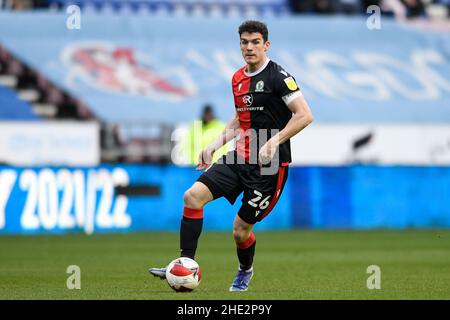 Wigan, Großbritannien. 08th Januar 2022. Darragh Lenihan #26 von Blackburn Rovers mit dem Ball in Wigan, Vereinigtes Königreich am 1/8/2022. (Foto von Simon Whitehead/News Images/Sipa USA) Quelle: SIPA USA/Alamy Live News Stockfoto