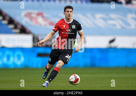 Wigan, Großbritannien. 08th Januar 2022. Darragh Lenihan #26 von Blackburn Rovers läuft mit dem Ball in Wigan, Großbritannien am 1/8/2022. (Foto von Simon Whitehead/News Images/Sipa USA) Quelle: SIPA USA/Alamy Live News Stockfoto