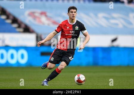 Wigan, Großbritannien. 08th Januar 2022. Darragh Lenihan #26 von Blackburn Rovers läuft mit dem Ball in Wigan, Großbritannien am 1/8/2022. (Foto von Simon Whitehead/News Images/Sipa USA) Quelle: SIPA USA/Alamy Live News Stockfoto