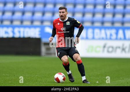 Wigan, Großbritannien. 08th Januar 2022. Joe Rothwell #8 von Blackburn Rovers mit dem Ball in Wigan, Vereinigtes Königreich am 1/8/2022. (Foto von Simon Whitehead/News Images/Sipa USA) Quelle: SIPA USA/Alamy Live News Stockfoto