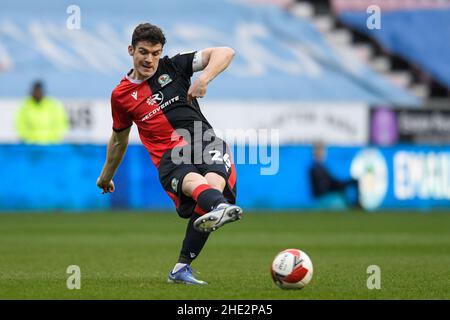 Wigan, Großbritannien. 08th Januar 2022. Darragh Lenihan #26 von Blackburn Rovers übergibt den Ball in Wigan, Großbritannien am 1/8/2022. (Foto von Simon Whitehead/News Images/Sipa USA) Quelle: SIPA USA/Alamy Live News Stockfoto