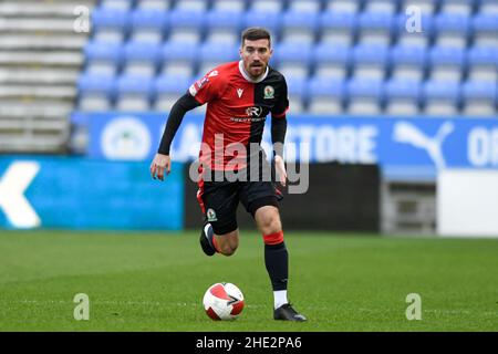 Wigan, Großbritannien. 08th Januar 2022. Joe Rothwell #8 von Blackburn Rovers läuft am 1/8/2022 mit dem Ball in Wigan, Großbritannien, nach vorne. (Foto von Simon Whitehead/News Images/Sipa USA) Quelle: SIPA USA/Alamy Live News Stockfoto