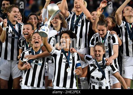 Frosinone, Italien. 08th Januar 2022. Sara Gama vom FC Juventus und Teamkollegen feiern mit der Trophäe am Ende des italienischen Supercup-Finales zwischen dem FC Juventus und dem AC Mailand im Benito Stirpe-Stadion in Frosinone (Italien), 8th. Januar 2022. Foto Andrea Staccioli/Insidefoto Kredit: Insidefoto srl/Alamy Live News Stockfoto