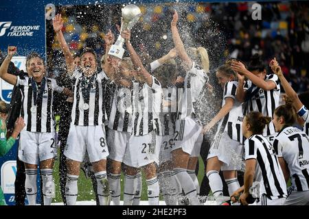 Frosinone, Italien. 08th Januar 2022. Juventus-Spieler feiern mit der Trophäe am Ende des italienischen Supercup-Finales zwischen dem FC Juventus und dem AC Mailand im Benito Stirpe-Stadion in Frosinone (Italien), 8th. Januar 2022. Foto Andrea Staccioli/Insidefoto Kredit: Insidefoto srl/Alamy Live News Stockfoto