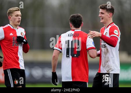 Rotterdam - Marcus Holmgren Pedersen von Feyenoord, Orkun Kokcu von Feyenoord, Guus Til von Feyenoord während des Spiels zwischen Feyenoord und PEC Zwolle AT Stockfoto