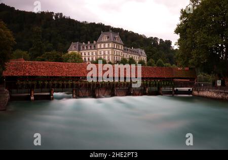 Brücke über die Aare in Thun, Schweiz bei Regen Stockfoto
