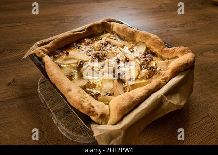 Tarte mit Birne und Nüssen Draufsicht auf Holzhintergrund Stockfoto