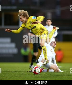 Brentfords Mads Bidstrup (links) wird von Port Vale's James Wilson während des dritten Spiels des Emirates FA Cup im Vale Park in Burslem, Stoke-on-Trent, angegangen. Bilddatum: Samstag, 8. Januar 2022. Stockfoto