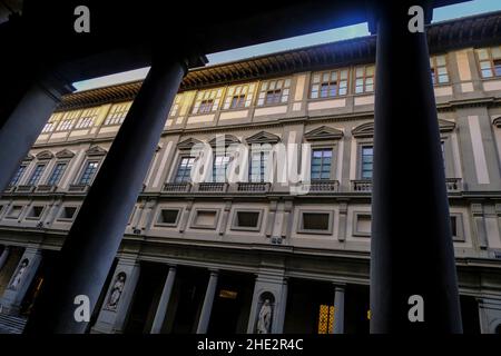 Florenz, Italien: Gebäude der Galerie Uffizien über seinen Säulen und Himmel von unten Stockfoto