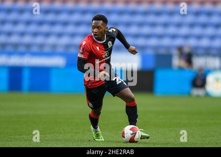 Wigan, Großbritannien. 08th Januar 2022. Tayo Edun #20 von Blackburn Rovers läuft am 1/8/2022 mit dem Ball in Wigan, Großbritannien, nach vorne. (Foto von Simon Whitehead/News Images/Sipa USA) Quelle: SIPA USA/Alamy Live News Stockfoto