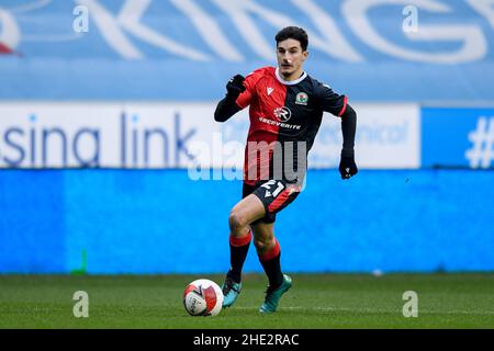 Wigan, Großbritannien. 08th Januar 2022. John Buckley #21 von Blackburn Rovers läuft am 1/8/2022 mit dem Ball in Wigan, Großbritannien, nach vorne. (Foto von Simon Whitehead/News Images/Sipa USA) Quelle: SIPA USA/Alamy Live News Stockfoto