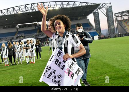 Frosinone, Italien. 08th Januar 2022. Sara Gama vom FC Juventus feiert mit Fans nach dem italienischen Supercup-Finale zwischen dem FC Juventus und dem AC Mailand im Benito Stirpe-Stadion in Frosinone (Italien) am 8th. Januar 2022. Foto Andrea Staccioli/Insidefoto Kredit: Insidefoto srl/Alamy Live News Stockfoto