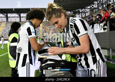 Frosinone, Italien. 08th Januar 2022. Sara Gama und Cristiana Girelli vom FC Juventus geben am Ende des italienischen Frauen-Supercupfinales zwischen dem FC Juventus und dem AC Mailand am 8th. Januar 2022 im Benito Stirpe-Stadion in Frosinone (Italien) Autogramme ab. Foto Andrea Staccioli/Insidefoto Kredit: Insidefoto srl/Alamy Live News Stockfoto